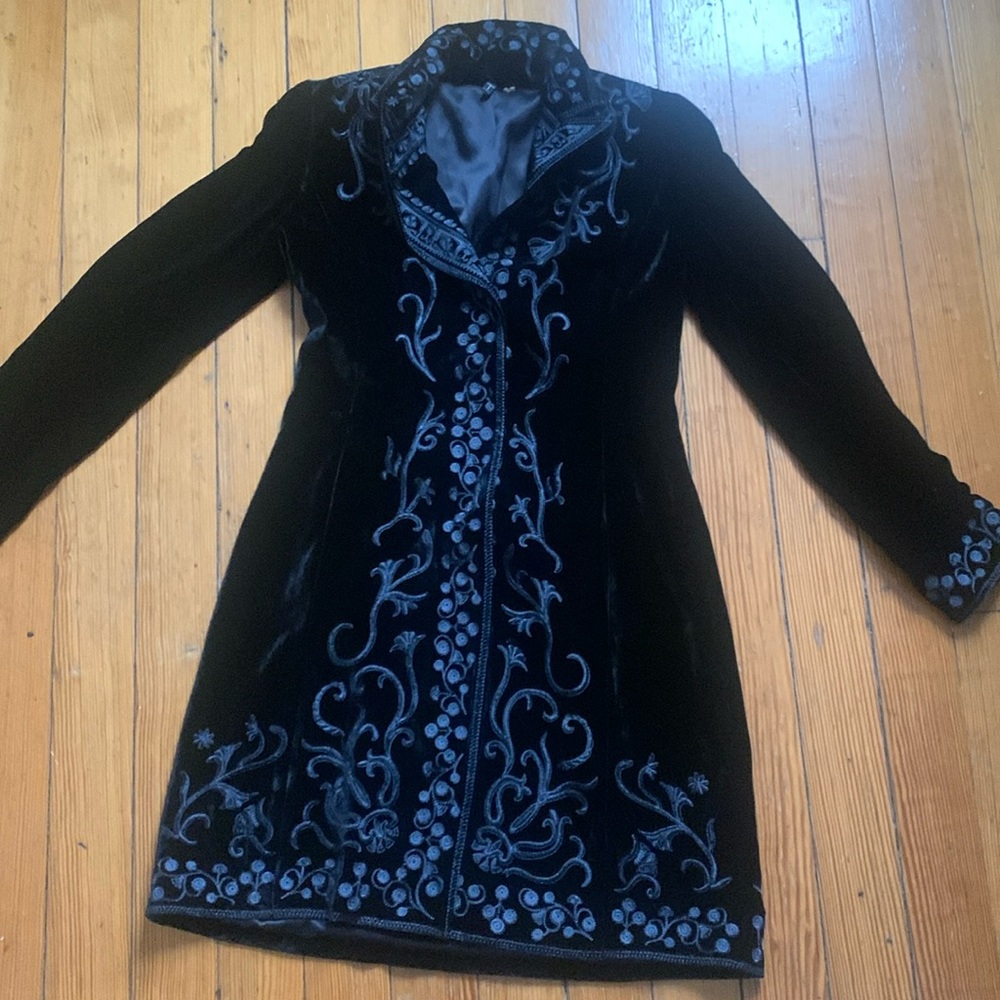Tahari black velvet silk blend long embroidered coat with snaps EUC